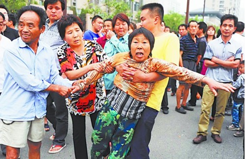 西安奥迪撞死女童 18岁嫌疑人逃逸(图)